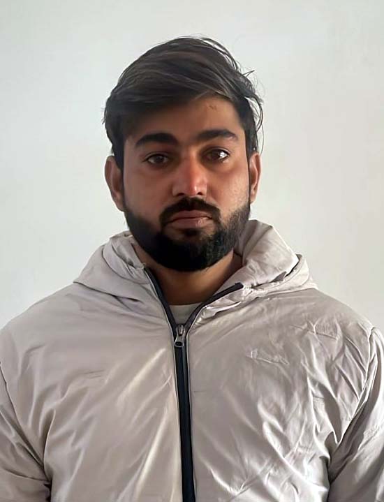 पुलिस द्वारा गिरफ्तार किया गया युवक पुलिस द्वारा गिरफ्तार किया गया युवक