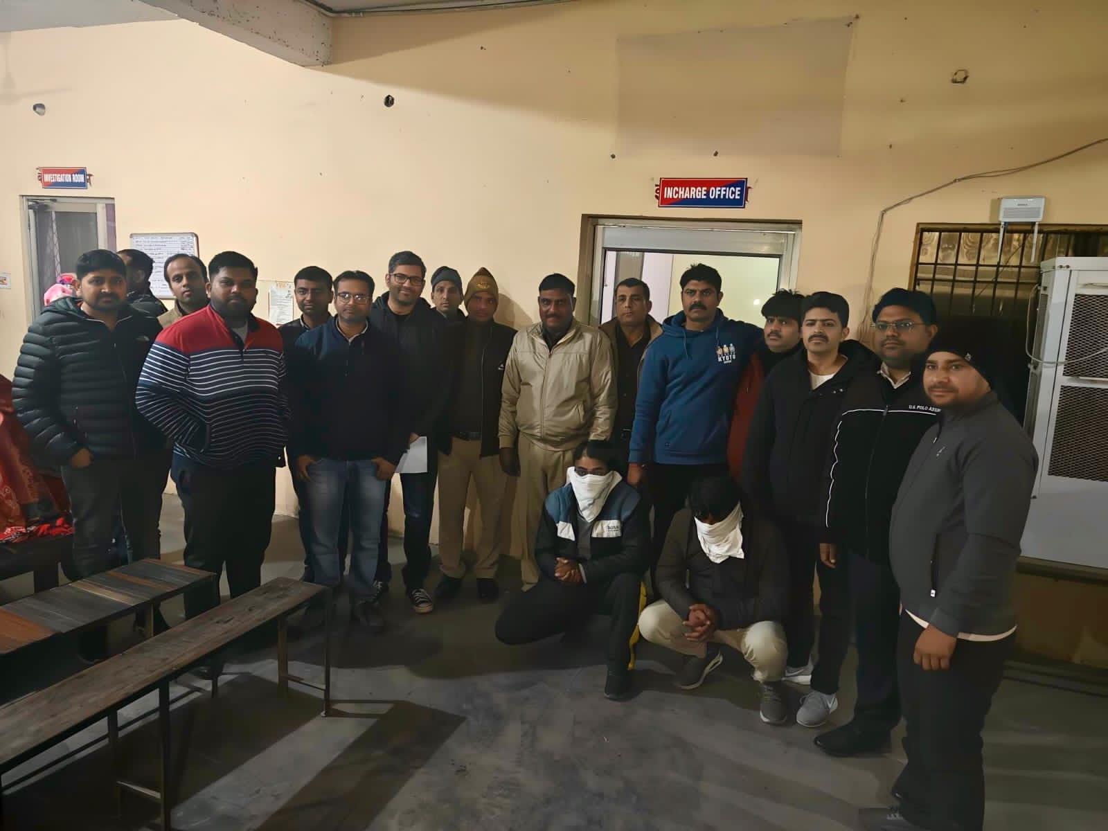 लिंग जांच करवाने वाले दलाल सैमुअल्स व जितेंद्र पुलिस की गिरफ्त में डॉक्टरों की टीम के साथ लिंग जांच करवाने वाले दलाल सैमुअल्स व जितेंद्र पुलिस की गिरफ्त में डॉक्टरों की टीम के साथ
