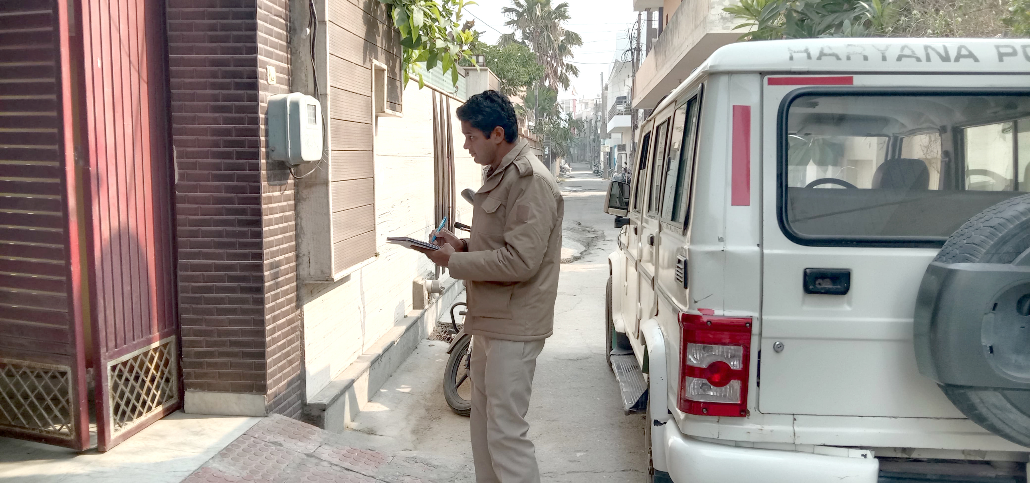 घटना के बाद जांच करते हुए पुलिसकर्मी। फाइल फोटो घटना के बाद जांच करते हुए पुलिसकर्मी। फाइल फोटो