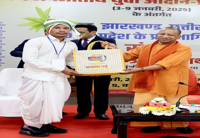 जनजाति समाज के युवक काे सम्मानित करते मुख्यमंत्री योगी जनजाति समाज के युवक काे सम्मानित करते मुख्यमंत्री योगी