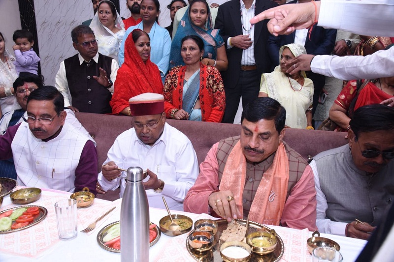 कर्नाटक के राज्यपाल डॉ. गेहलोत के सुपोत्र के विवाह समारोह में शामिल हुए मुख्यमंत्री कर्नाटक के राज्यपाल डॉ. गेहलोत के सुपोत्र के विवाह समारोह में शामिल हुए मुख्यमंत्री