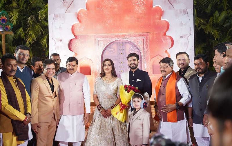 याग्निक परिवार के विवाह कार्यक्रम में पहुंचे मुख्यमंत्री याग्निक परिवार के विवाह कार्यक्रम में पहुंचे मुख्यमंत्री