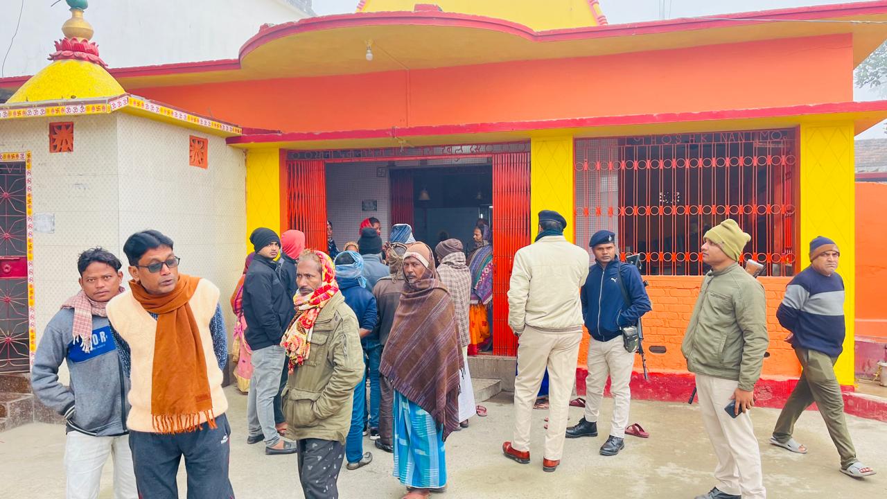 उत्तरपाली दुर्गा मंदिर में बदमाशों ने माता की प्रतिमा का मुकुट उड़ाया उत्तरपाली दुर्गा मंदिर में बदमाशों ने माता की प्रतिमा का मुकुट उड़ाया