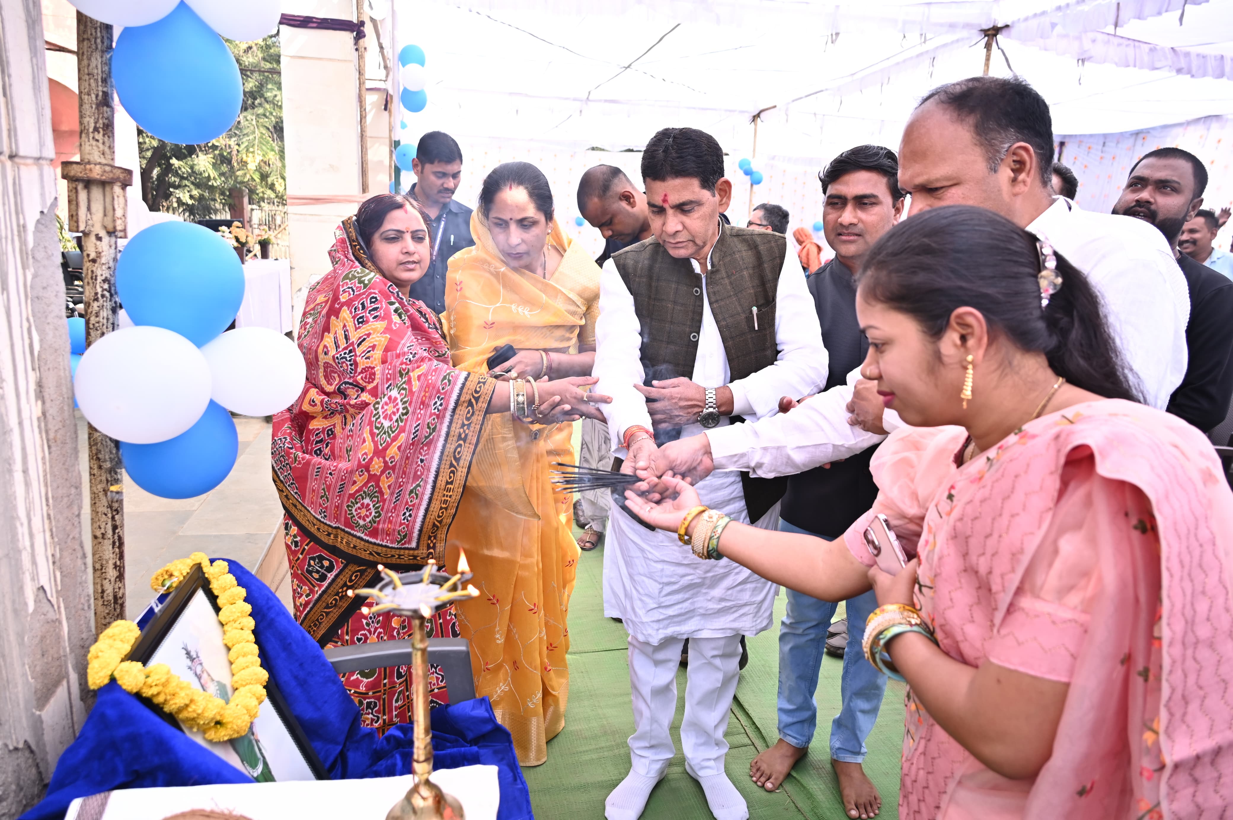 राजस्व मंत्री टंक राम वर्मा तिल्दा नेवरा नगर पालिका परिषद में विभिन्न विकास परियोजनाओं के भूमिपूजन और लोकार्पण करते हुए राजस्व मंत्री टंक राम वर्मा तिल्दा नेवरा नगर पालिका परिषद में विभिन्न विकास परियोजनाओं के भूमिपूजन और लोकार्पण करते हुए