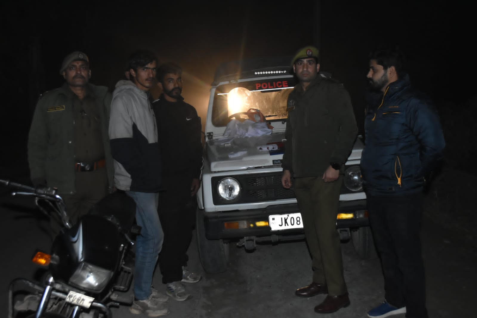 Two drug smugglers arrested with 200 grams of heroin (chitta) Two drug smugglers arrested with 200 grams of heroin (chitta)