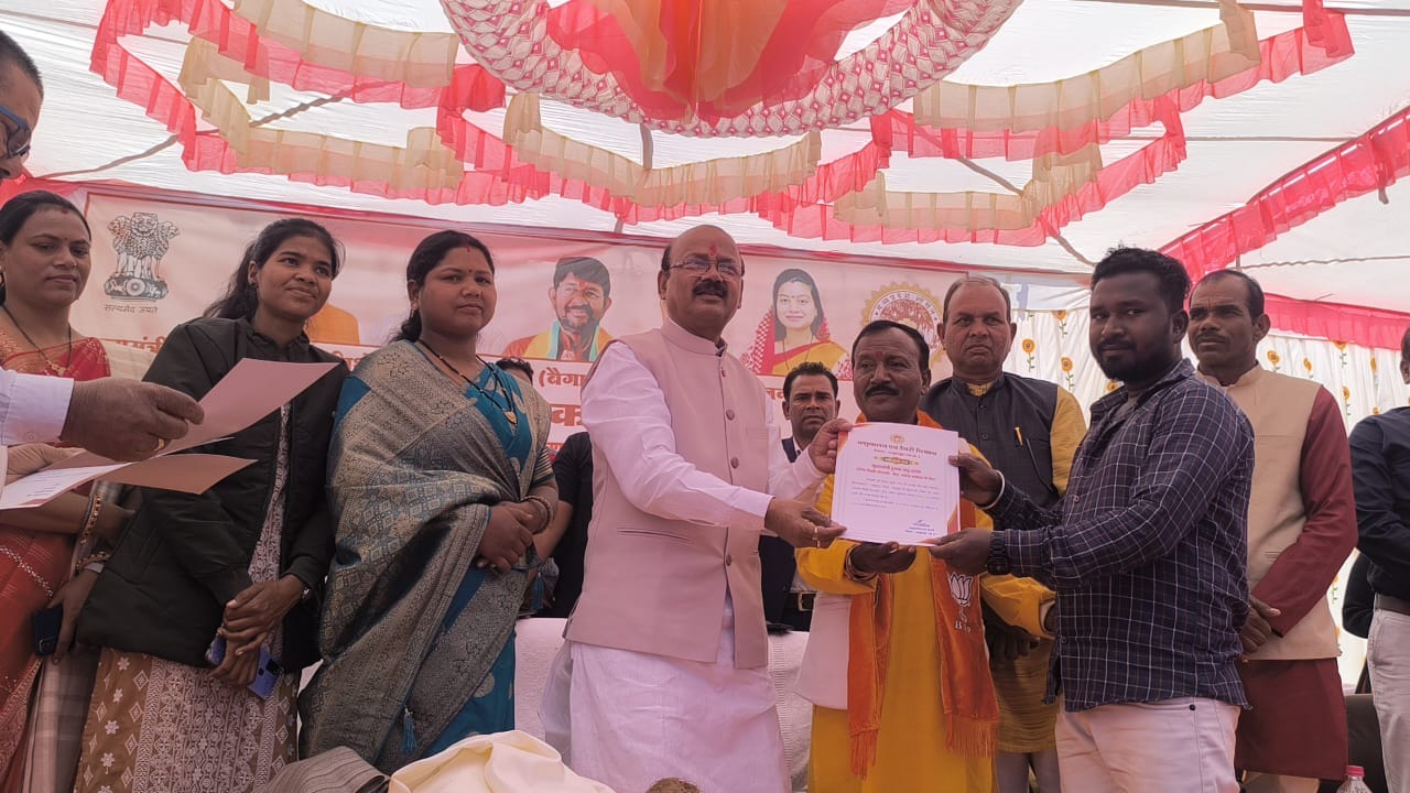 राज्य मंत्री जायसवाल हितग्राहियाें काे भैंस इकाई वितरण का प्रमाण पत्र देते राज्य मंत्री जायसवाल हितग्राहियाें काे भैंस इकाई वितरण का प्रमाण पत्र देते
