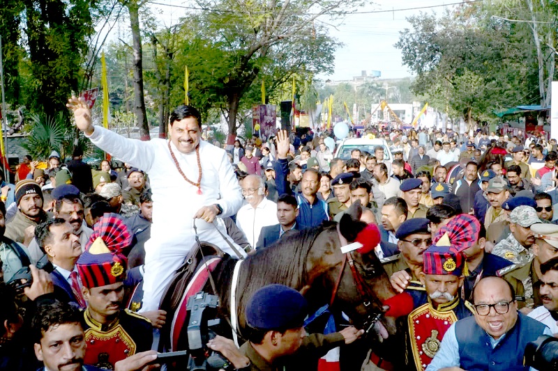 राहगीरी उत्सव में घोड़े की सवारी करते हुए मुख्यमंत्री डॉ. मोहन यादव राहगीरी उत्सव में घोड़े की सवारी करते हुए मुख्यमंत्री डॉ. मोहन यादव