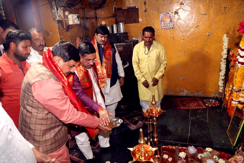 मुख्यमंत्री डॉ.मोहन यादव ने बड़नगर के गजनीखेड़ा मंदिर में मां चामुंडा की पूजा-अर्चना की मुख्यमंत्री डॉ.मोहन यादव ने बड़नगर के गजनीखेड़ा मंदिर में मां चामुंडा की पूजा-अर्चना की