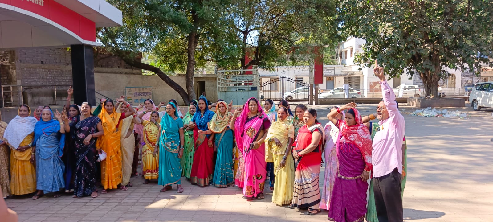 सिटी कोतवाली के सामने नारेबाजी करते हुए वार्डवासी। सिटी कोतवाली के सामने नारेबाजी करते हुए वार्डवासी।