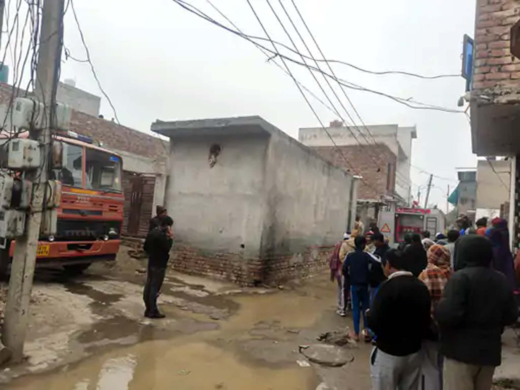 मौके पर खड़ी फायर ब्रिगेड की गाड़ी आग बुझाते हुए। मौके पर खड़ी फायर ब्रिगेड की गाड़ी आग बुझाते हुए।