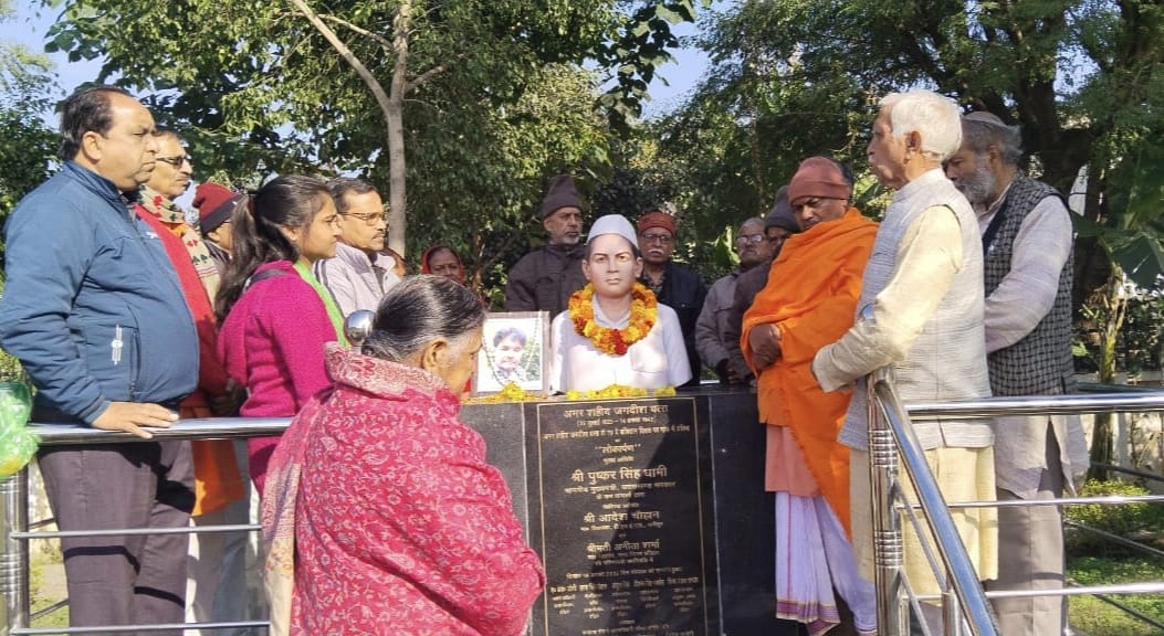 स्वतंत्रता सेनानी उत्तराधिकारी परिवारों ने शहीदों को किया नमन स्वतंत्रता सेनानी उत्तराधिकारी परिवारों ने शहीदों को किया नमन