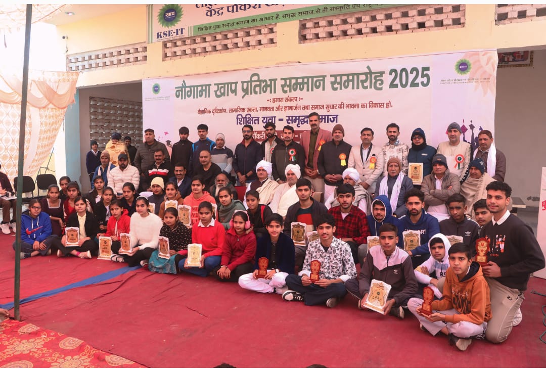 प्रतिभावान छात्रों को सम्मानित करते हुए। प्रतिभावान छात्रों को सम्मानित करते हुए।