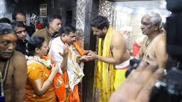 केंद्रीय मंत्री प्रह्लाद जोशी ने उज्जैन के महाकालेश्वर मंदिर में पूजा-अर्चना की केंद्रीय मंत्री प्रह्लाद जोशी ने उज्जैन के महाकालेश्वर मंदिर में पूजा-अर्चना की