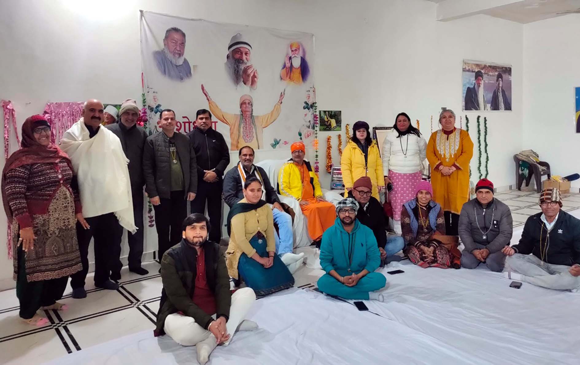 कौशिक नगर स्थित साधना केंद्र में साधना करते साधक। कौशिक नगर स्थित साधना केंद्र में साधना करते साधक।