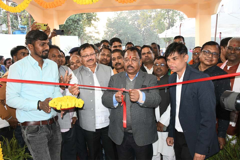 कृषि मंत्री रामविचार नेताम नवनिर्मित अनुविभागीय कार्यालय का लोकार्पण करते हुए कृषि मंत्री रामविचार नेताम नवनिर्मित अनुविभागीय कार्यालय का लोकार्पण करते हुए