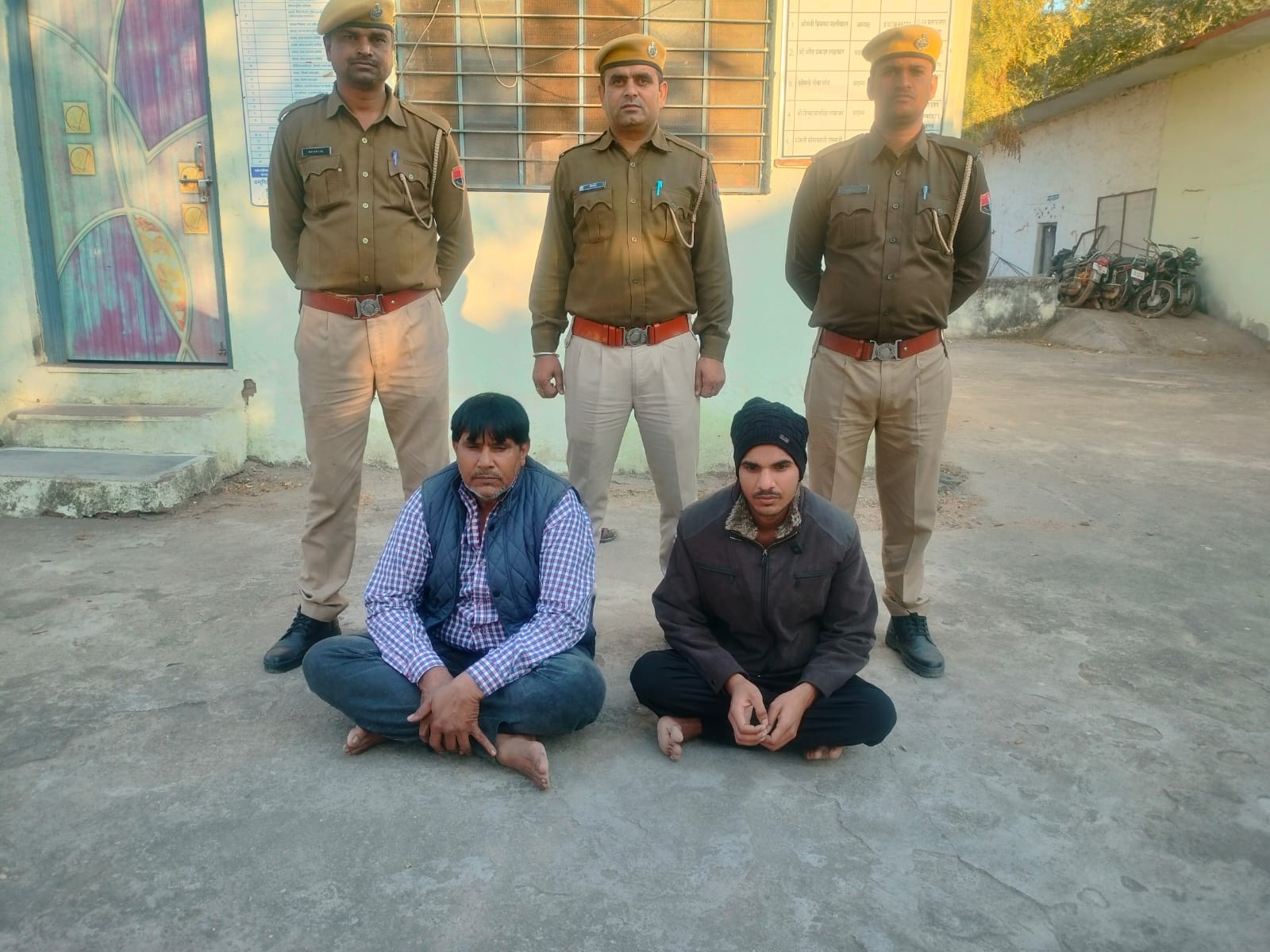 चित्तौड़गढ़ जिले की भदेसर थाना पुलिस ने युवक की हत्या के मामले में गिरफ्तार किए आरोपित। चित्तौड़गढ़ जिले की भदेसर थाना पुलिस ने युवक की हत्या के मामले में गिरफ्तार किए आरोपित।