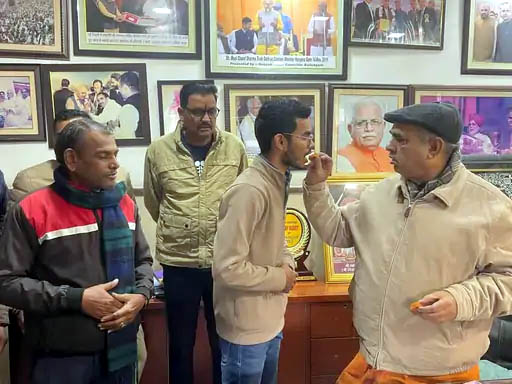 फरीदाबाद में सीडीओ बने युवक का मुंह मीठा कराते पूर्व कैबिनेट मंत्री फरीदाबाद में सीडीओ बने युवक का मुंह मीठा कराते पूर्व कैबिनेट मंत्री