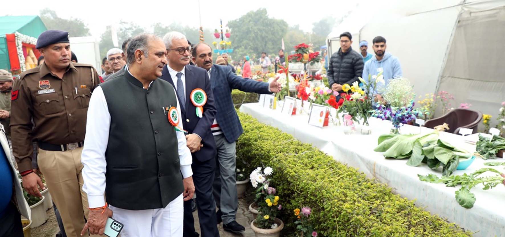हकृवि में आयोजित ‘शहरी खेती एक्सपों एवं पुष्प उत्सव 2025’ में फूलों की अलग-अलग वैरायटी की प्रदर्शनी का अवलोकन करते मुख्य अतिथि डॉ. विवेक जोशी। हकृवि में आयोजित ‘शहरी खेती एक्सपों एवं पुष्प उत्सव 2025’ में फूलों की अलग-अलग वैरायटी की प्रदर्शनी का अवलोकन करते मुख्य अतिथि डॉ. विवेक जोशी।