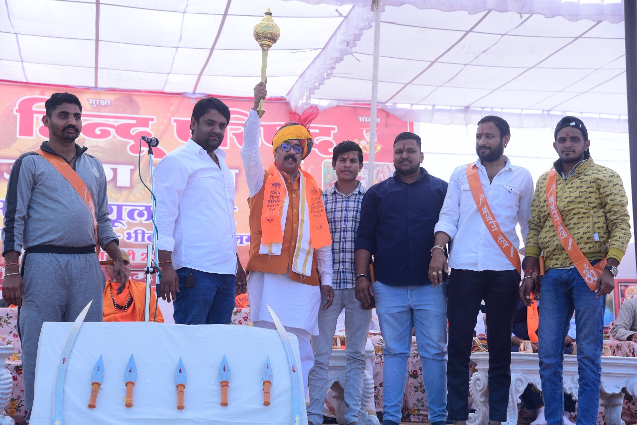 बजरंग दल के राष्ट्रीय संयोजक दोनेरिया ने ‘बटोगे तो कटोगे’ नारे का किया समर्थन 1 बजरंग दल के राष्ट्रीय संयोजक दोनेरिया ने ‘बटोगे तो कटोगे’ नारे का किया समर्थन 1