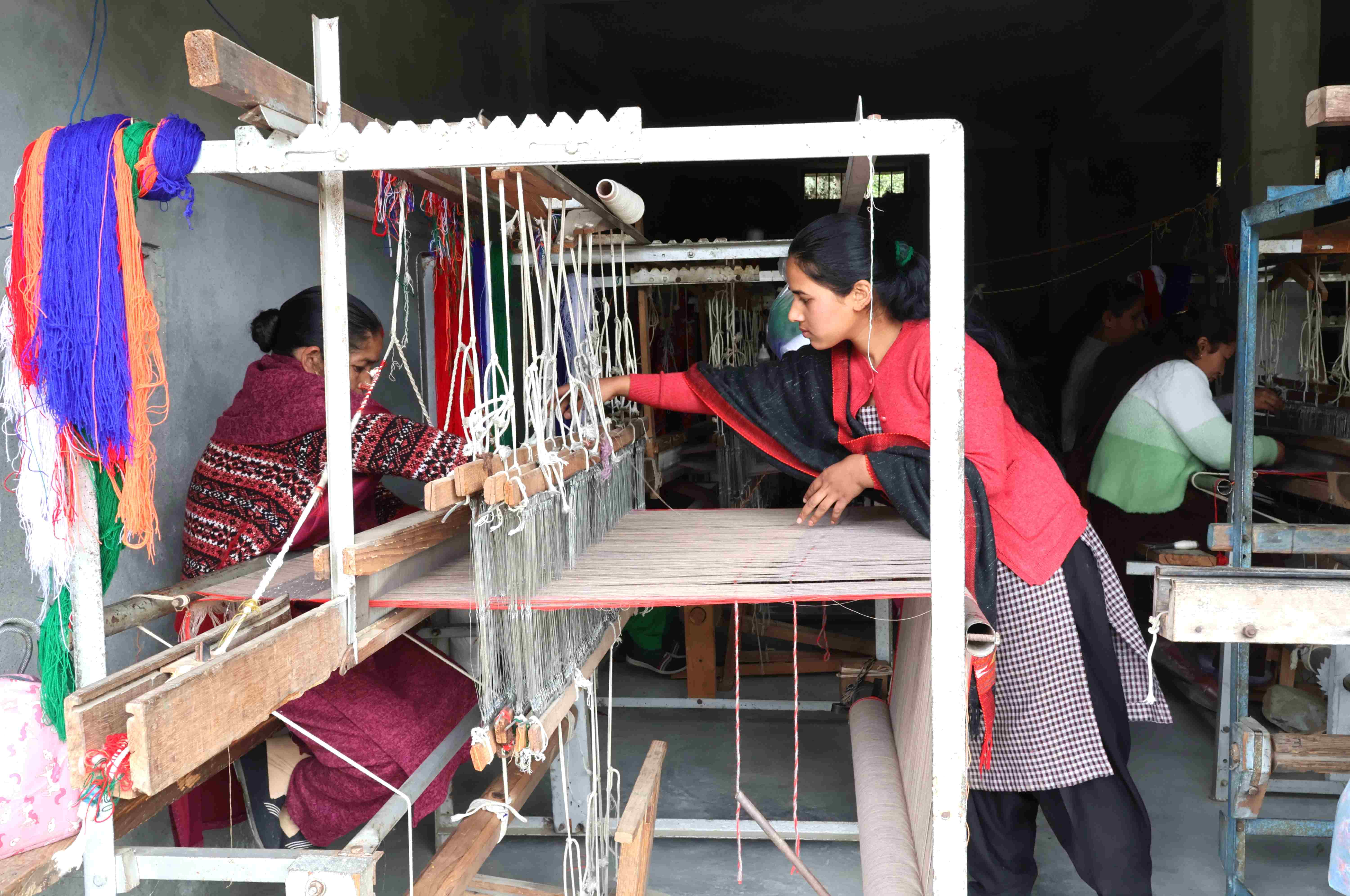 खड़ी में काम करती महिलाएं खड़ी में काम करती महिलाएं