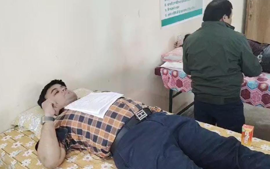 रक्तदान करते लोग रक्तदान करते लोग
