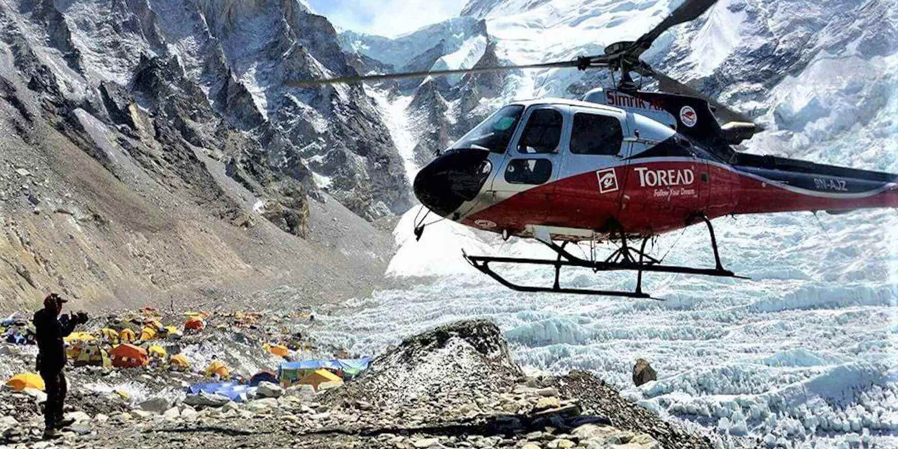 एवरेस्ट क्षेत्र में हेलिकॉप्टर उड़ाने की प्रतीकात्मक तस्वीर एवरेस्ट क्षेत्र में हेलिकॉप्टर उड़ाने की प्रतीकात्मक तस्वीर