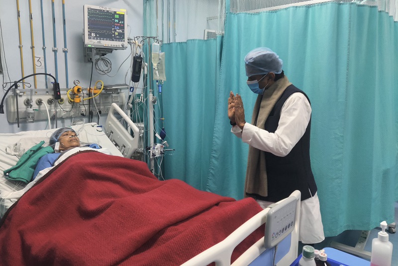 मरीज से मुलाकात कर उनकी कुशलक्षेम पूछी मरीज से मुलाकात कर उनकी कुशलक्षेम पूछी