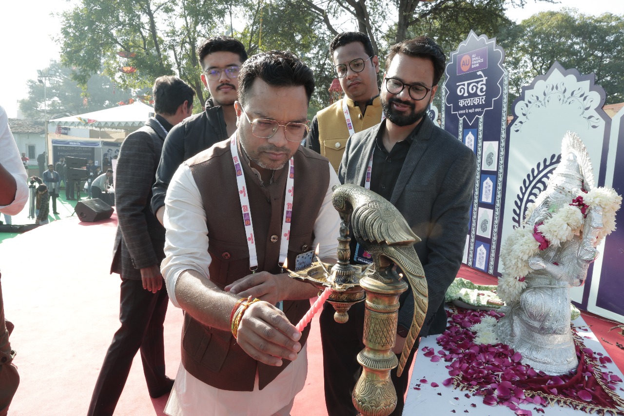 नन्हे कलाकार फेस्टिवल:कबीर कैफे ने मत कर माया को अहंकार और इंडियन ओशियन बैंड ने 'दो दिन का ये मेला है' गीतों से बांधा समां नन्हे कलाकार फेस्टिवल:कबीर कैफे ने मत कर माया को अहंकार और इंडियन ओशियन बैंड ने 'दो दिन का ये मेला है' गीतों से बांधा समां