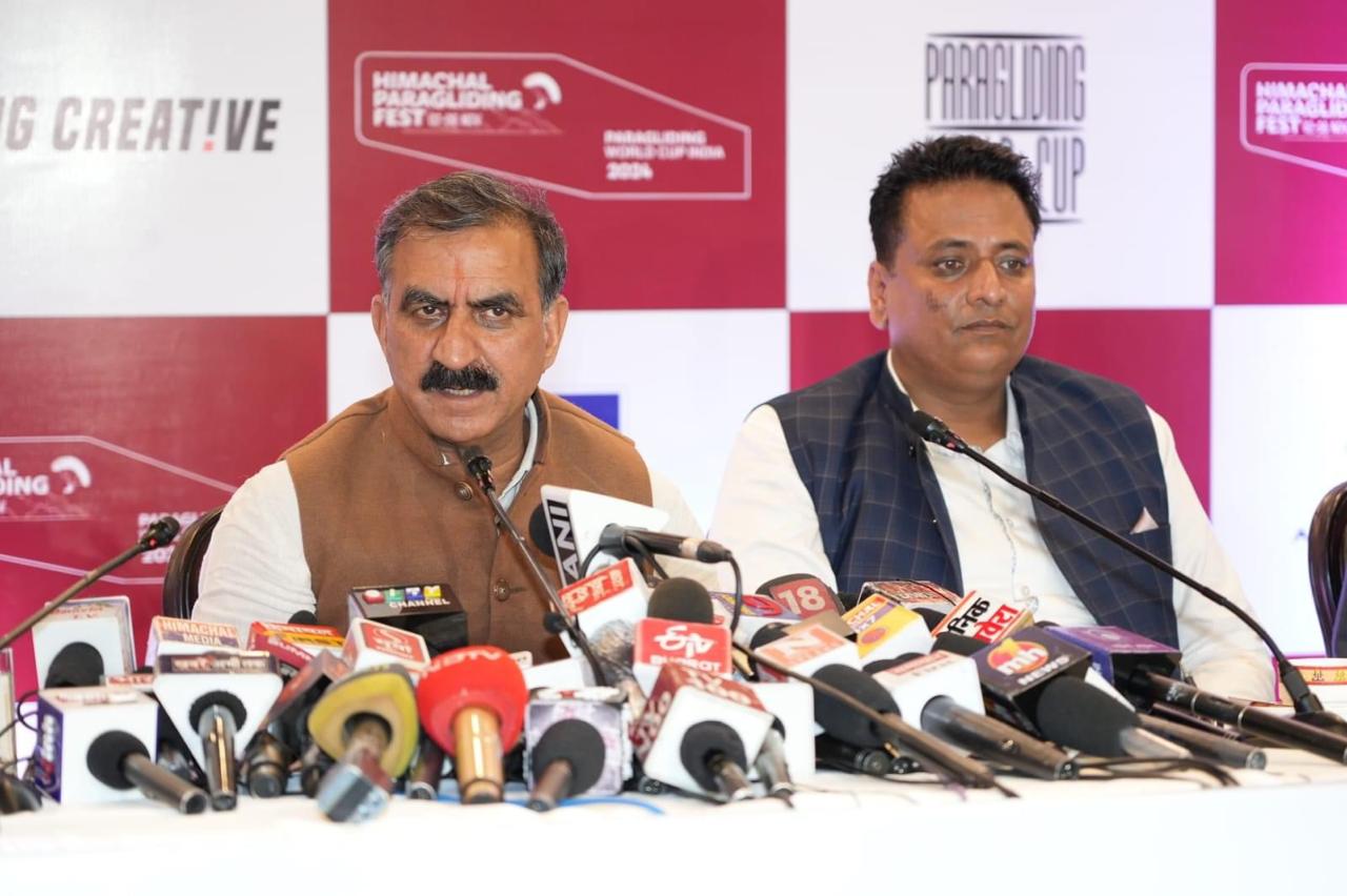 मुख्यमंत्री के साथ बिलिंग पैराग्लाइडिंग एसोसिएशन के अध्यक्ष अनुराग शर्मा। मुख्यमंत्री के साथ बिलिंग पैराग्लाइडिंग एसोसिएशन के अध्यक्ष अनुराग शर्मा।