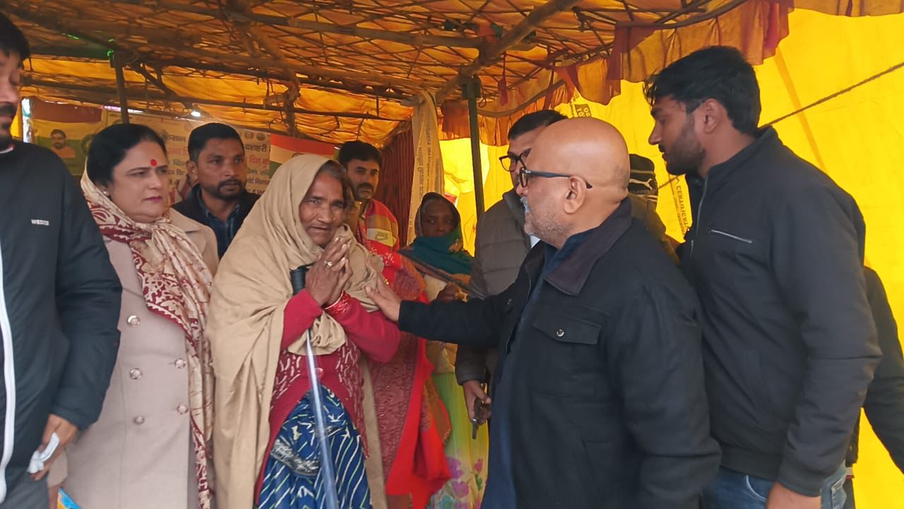 धरना दे रहे किसानों से मिलते अजय राय धरना दे रहे किसानों से मिलते अजय राय