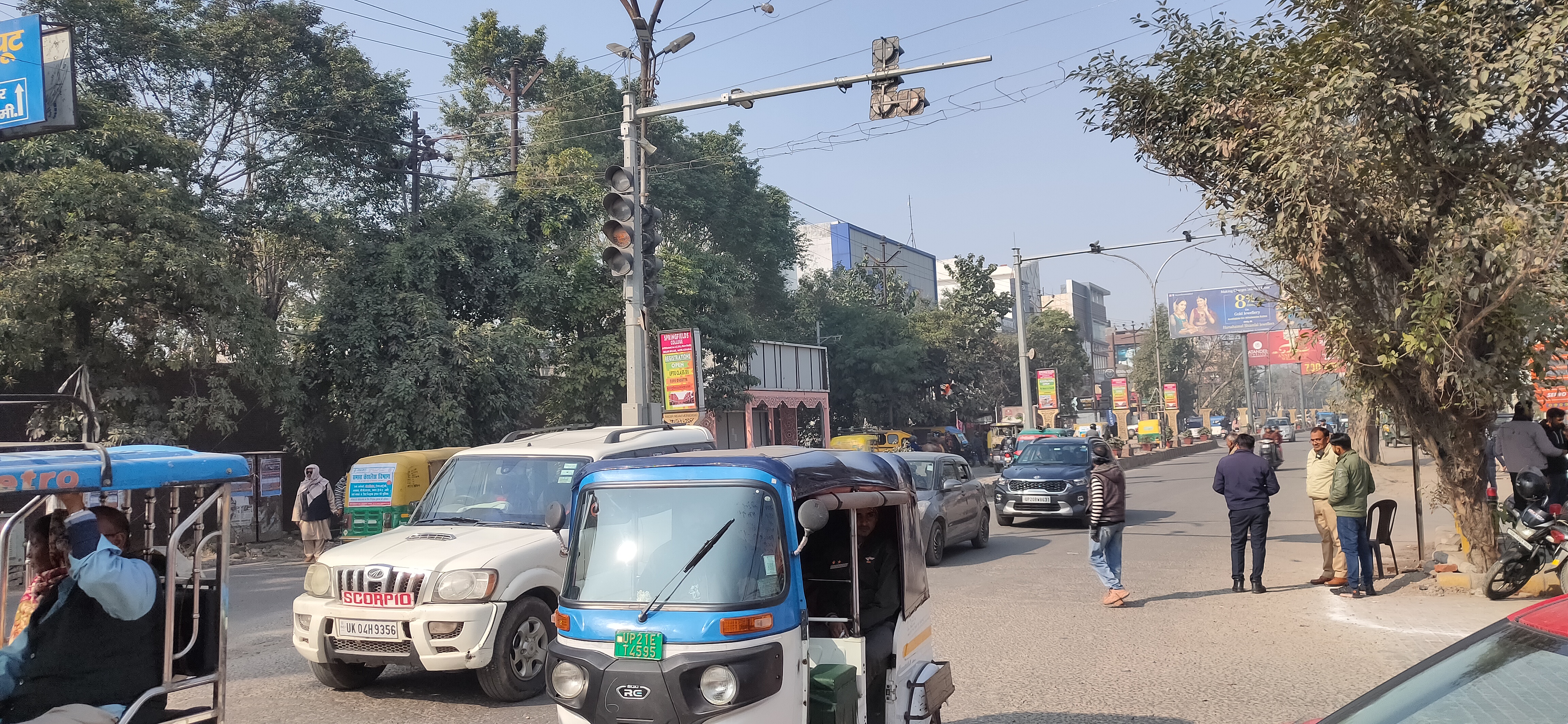 मुरादाबाद में 6 दिन बाद सूरज निकलने के बाद कंठ रोड पर वाहनों की भीड़।