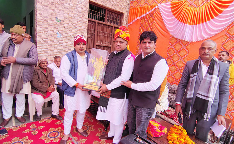 5 Snp-1 सोनीपत: प्रदीप सांगवान को सम्मानित करते हुए ग्रामीण 5 Snp-1 सोनीपत: प्रदीप सांगवान को सम्मानित करते हुए ग्रामीण