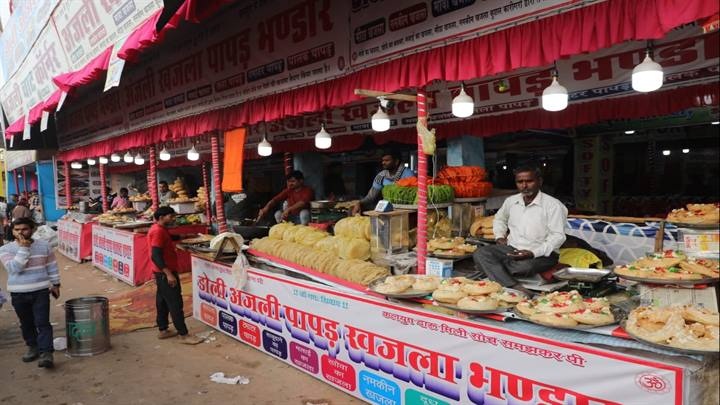 ग्वालियर व्यापार मेले में भी सजी विविध प्रकार के लजीज खजले की दुकान ग्वालियर व्यापार मेले में भी सजी विविध प्रकार के लजीज खजले की दुकान