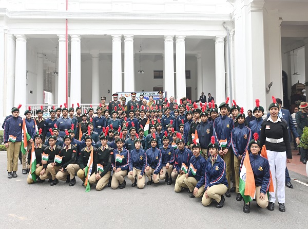 राजभवन में एनसीसी कैडेट्स से संवाद के बाद फोटो खिचवाती राज्यपाल राजभवन में एनसीसी कैडेट्स से संवाद के बाद फोटो खिचवाती राज्यपाल