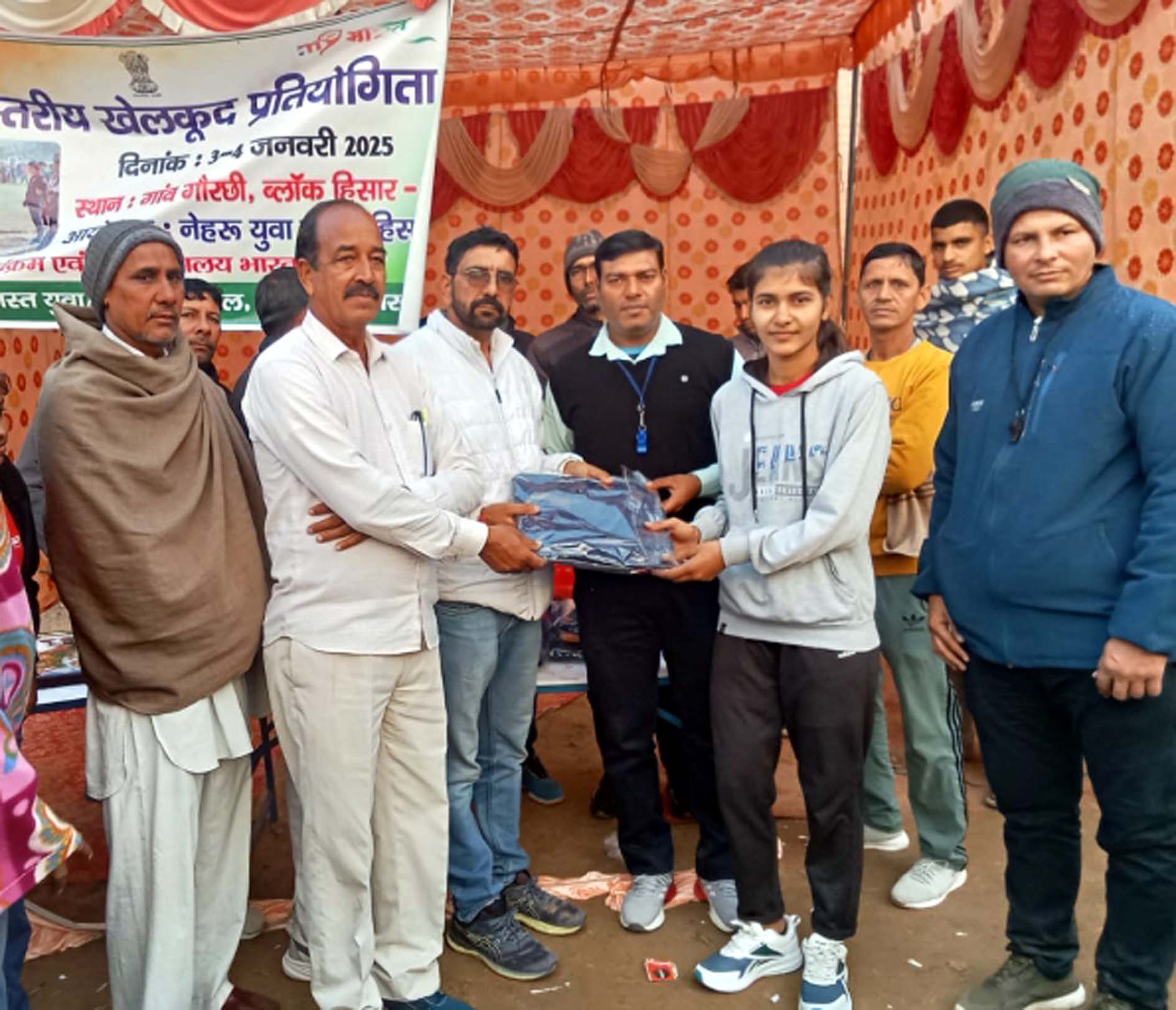 आर्यन को सम्मानित करते मुख्य अतिथि व आयोजक। आर्यन को सम्मानित करते मुख्य अतिथि व आयोजक।