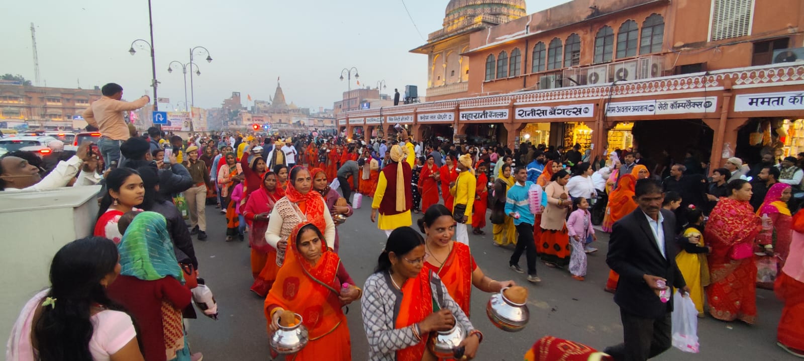 श्रीमद्भागवत कथा से पहले जयपुर में निकली विशाल कलश यात्रा श्रीमद्भागवत कथा से पहले जयपुर में निकली विशाल कलश यात्रा