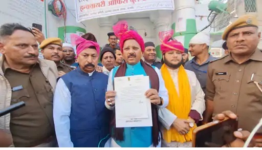 रक्षा मंत्री राजनाथ सिंह की ओर से अजमेर में ख्वाजा गरीब नवाज की दरगाह पर चादर पेश रक्षा मंत्री राजनाथ सिंह की ओर से अजमेर में ख्वाजा गरीब नवाज की दरगाह पर चादर पेश