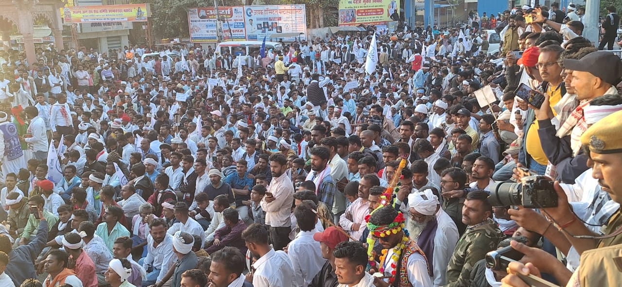 महारैली में शामिल हजारों लोग महारैली में शामिल हजारों लोग