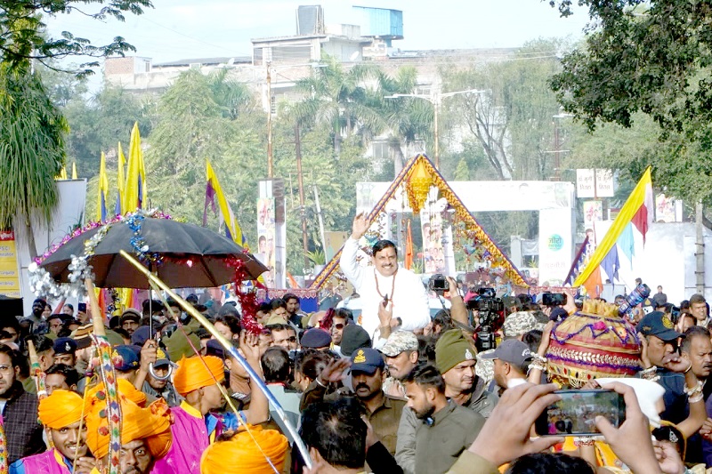 राहगीरी उत्सव में जनता का अभिवादन करते हुए मुख्यमंत्री डॉ. मोहन यादव राहगीरी उत्सव में जनता का अभिवादन करते हुए मुख्यमंत्री डॉ. मोहन यादव
