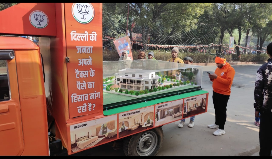 रैली के बाहर रखे शीश महल का मॉडल रैली के बाहर रखे शीश महल का मॉडल
