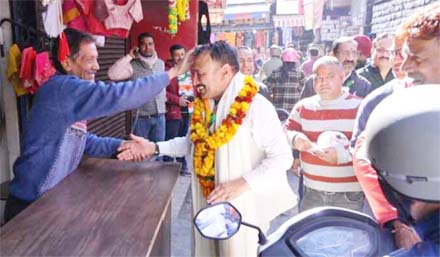 बाजार क्षेत्र में मेयर पद प्रत्याशी ललित जोशी ने किया जनसंपर्क बाजार क्षेत्र में मेयर पद प्रत्याशी ललित जोशी ने किया जनसंपर्क