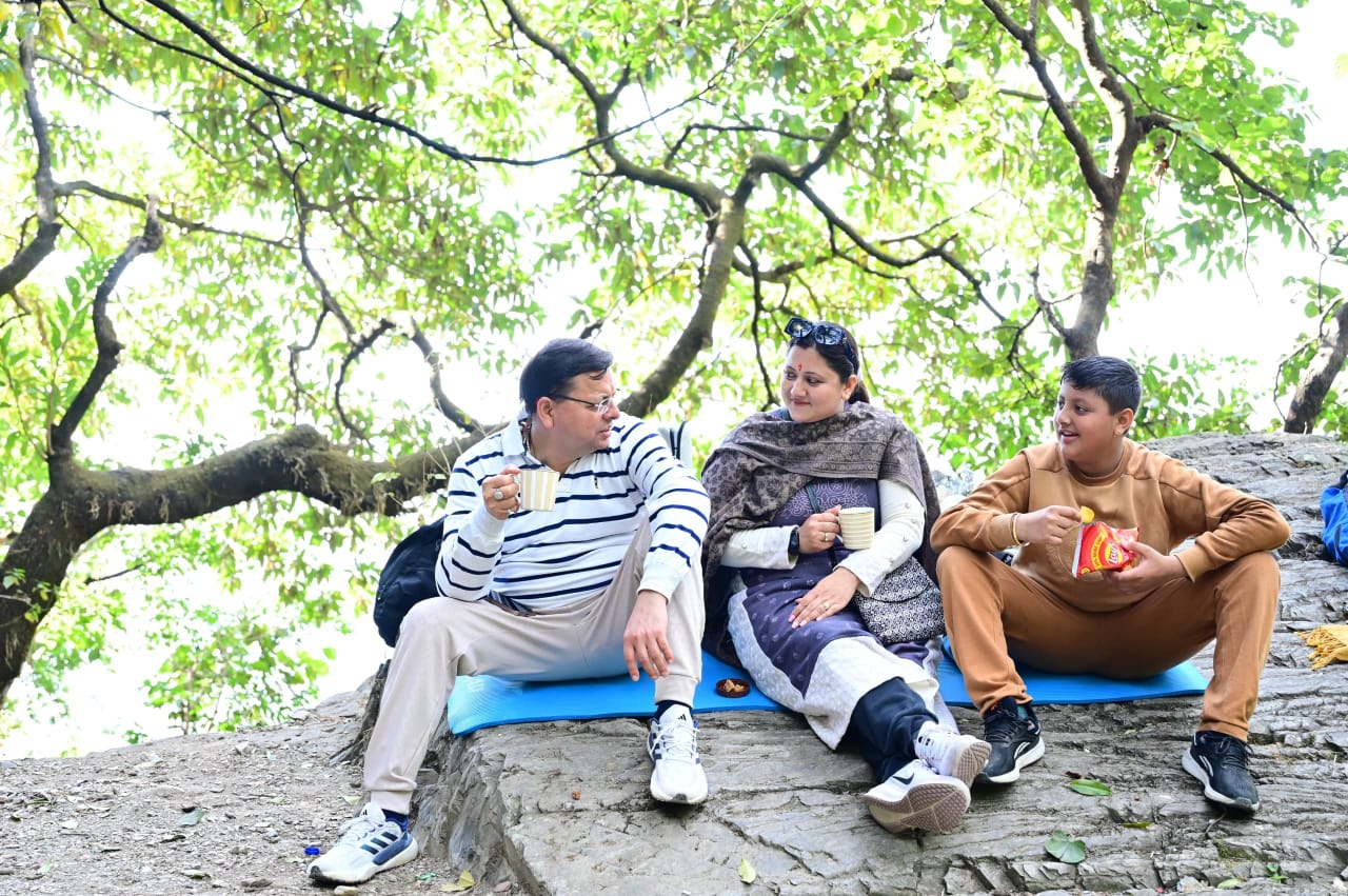 मुख्यमंत्री पुष्कर सिंह धामी ट्रैकिग के दौरान पत्नी और बेटे के साथ। मुख्यमंत्री पुष्कर सिंह धामी ट्रैकिग के दौरान पत्नी और बेटे के साथ।