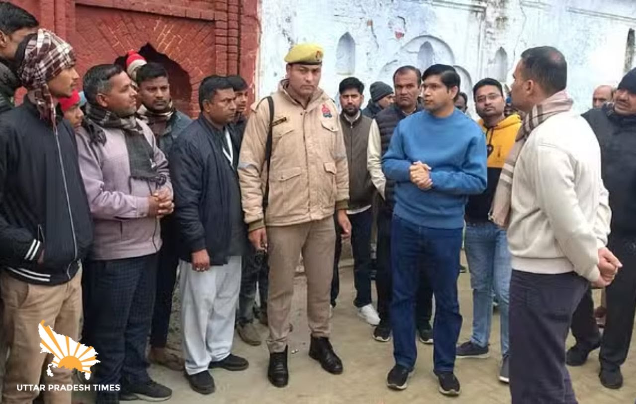152 साल पुराने श्रीबांके बिहारी मंदिर का का निरीक्षण करने पहुंचे जिला जज व डीएम-एसपी। 152 साल पुराने श्रीबांके बिहारी मंदिर का का निरीक्षण करने पहुंचे जिला जज व डीएम-एसपी।