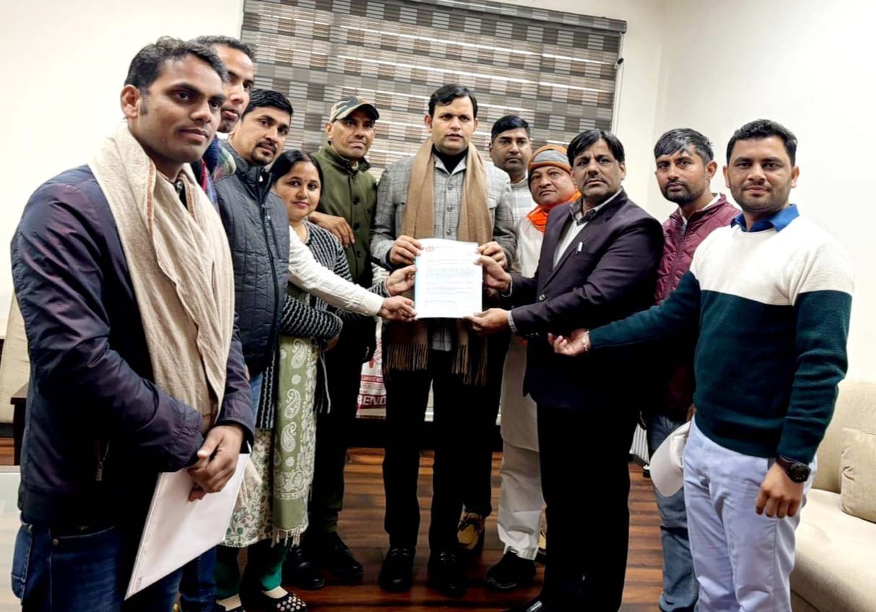 यूथ की मांगों का ज्ञापन सौंपते यूथ अवार्डी संघ। यूथ की मांगों का ज्ञापन सौंपते यूथ अवार्डी संघ।