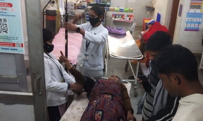 अस्पताल में उपचार करते हुए चिकित्सक अस्पताल में उपचार करते हुए चिकित्सक