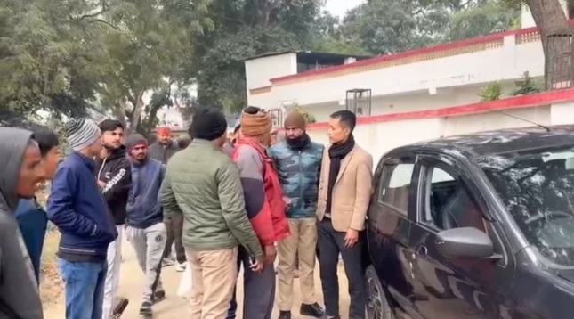 जांच करती पुलिस टीम जांच करती पुलिस टीम