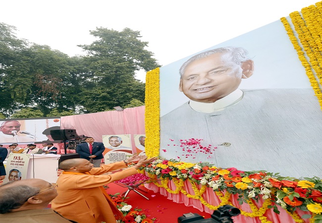 पुषपांजलि अर्पित करते मुख्यमंत्री योगी पुषपांजलि अर्पित करते मुख्यमंत्री योगी