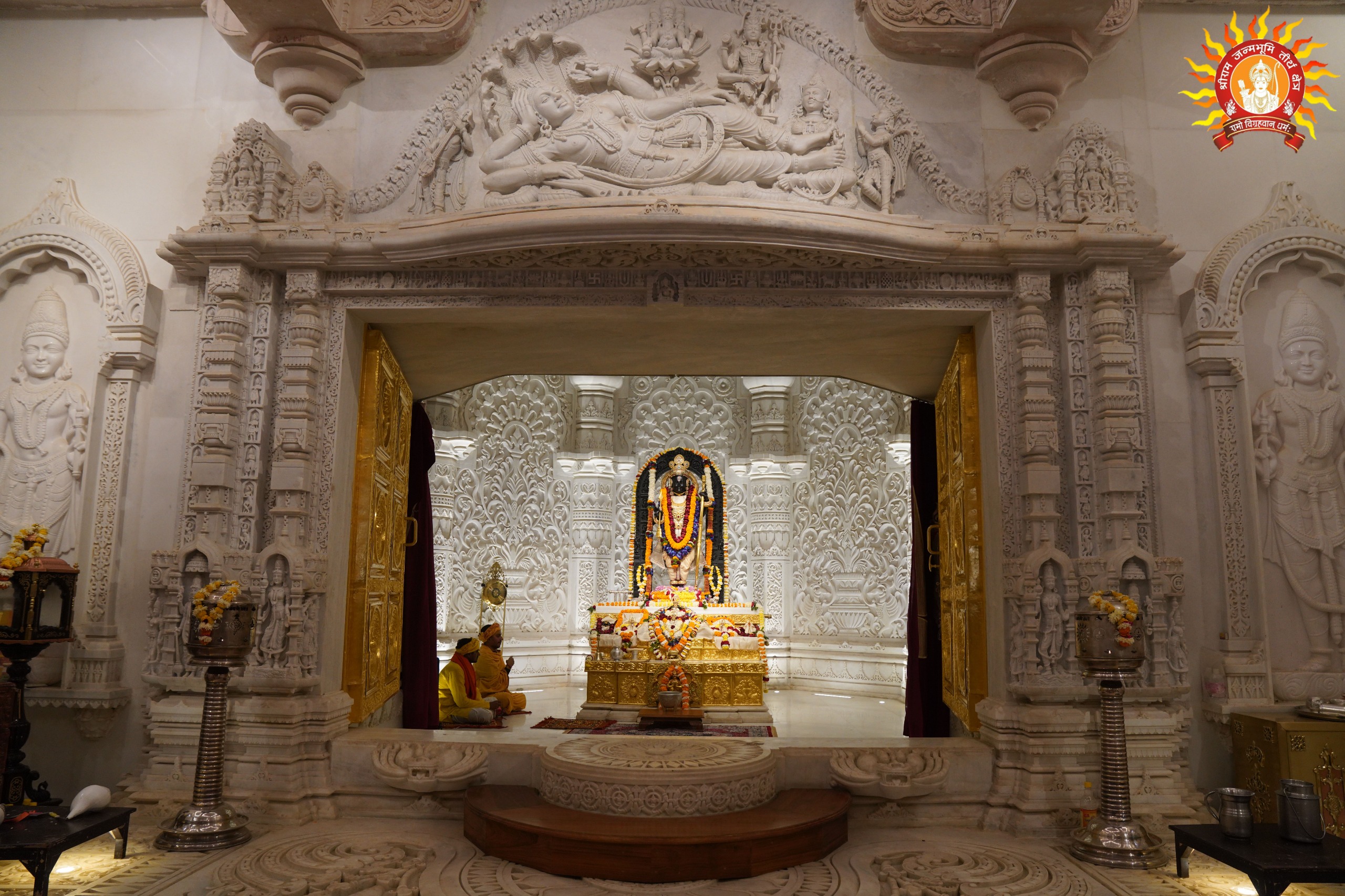 दो-दो आयल हीटर की ऊष्मा में हैं श्रीराम लला दो-दो आयल हीटर की ऊष्मा में हैं श्रीराम लला