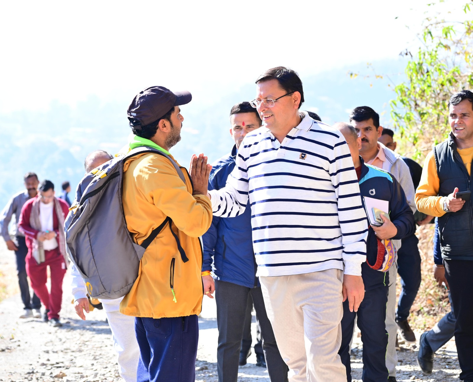 मुख्यमंत्री ट्रैक का अवलोकन के दौरान लोगों से बात करते। मुख्यमंत्री ट्रैक का अवलोकन के दौरान लोगों से बात करते।