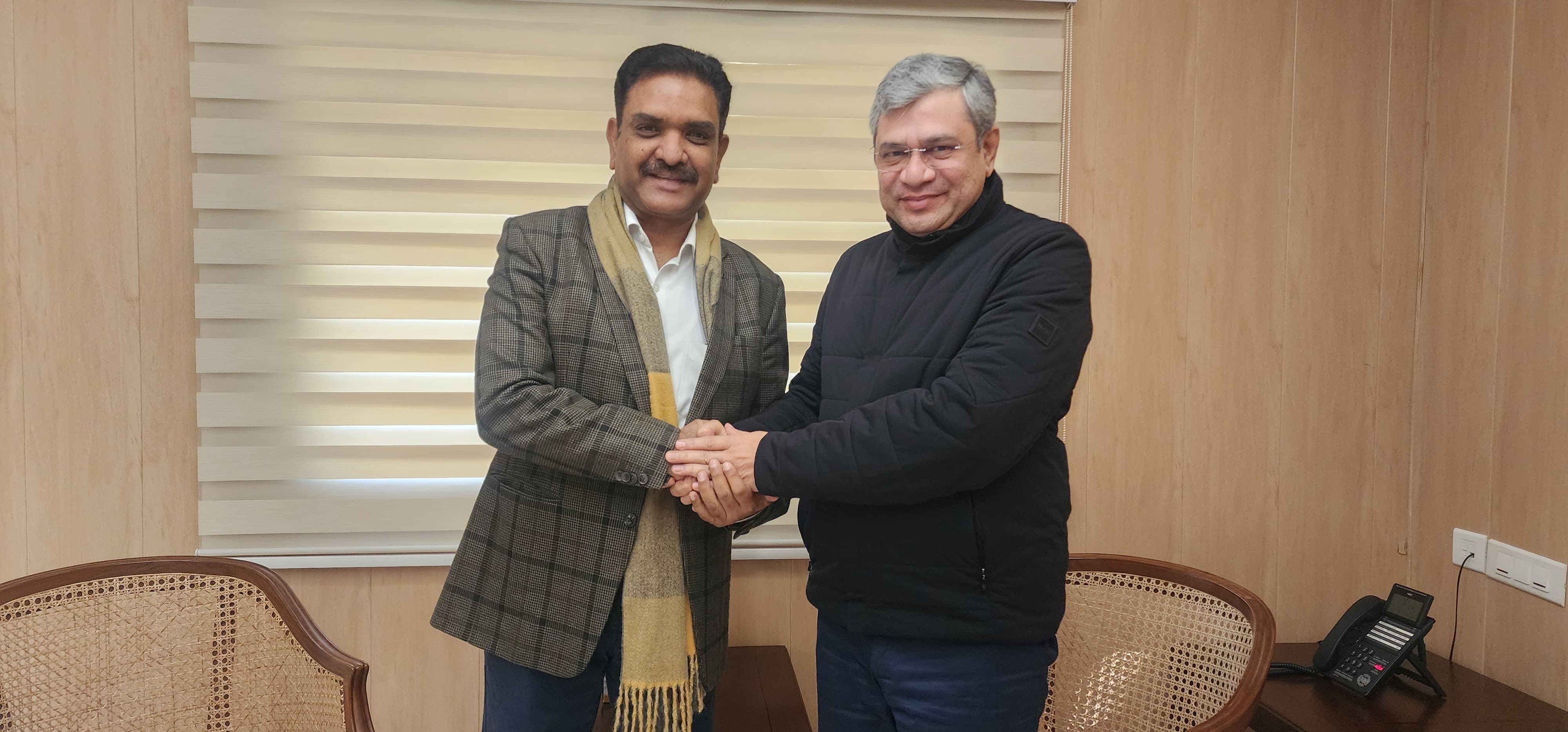 योगी के मंत्री ने नई दिल्ली में की रेलमंत्री से मुलाकात योगी के मंत्री ने नई दिल्ली में की रेलमंत्री से मुलाकात